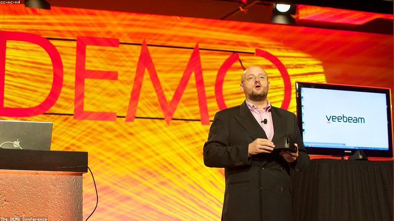 早春晴朗剧中男女主角在老城区屋檐下并肩交谈的剧照